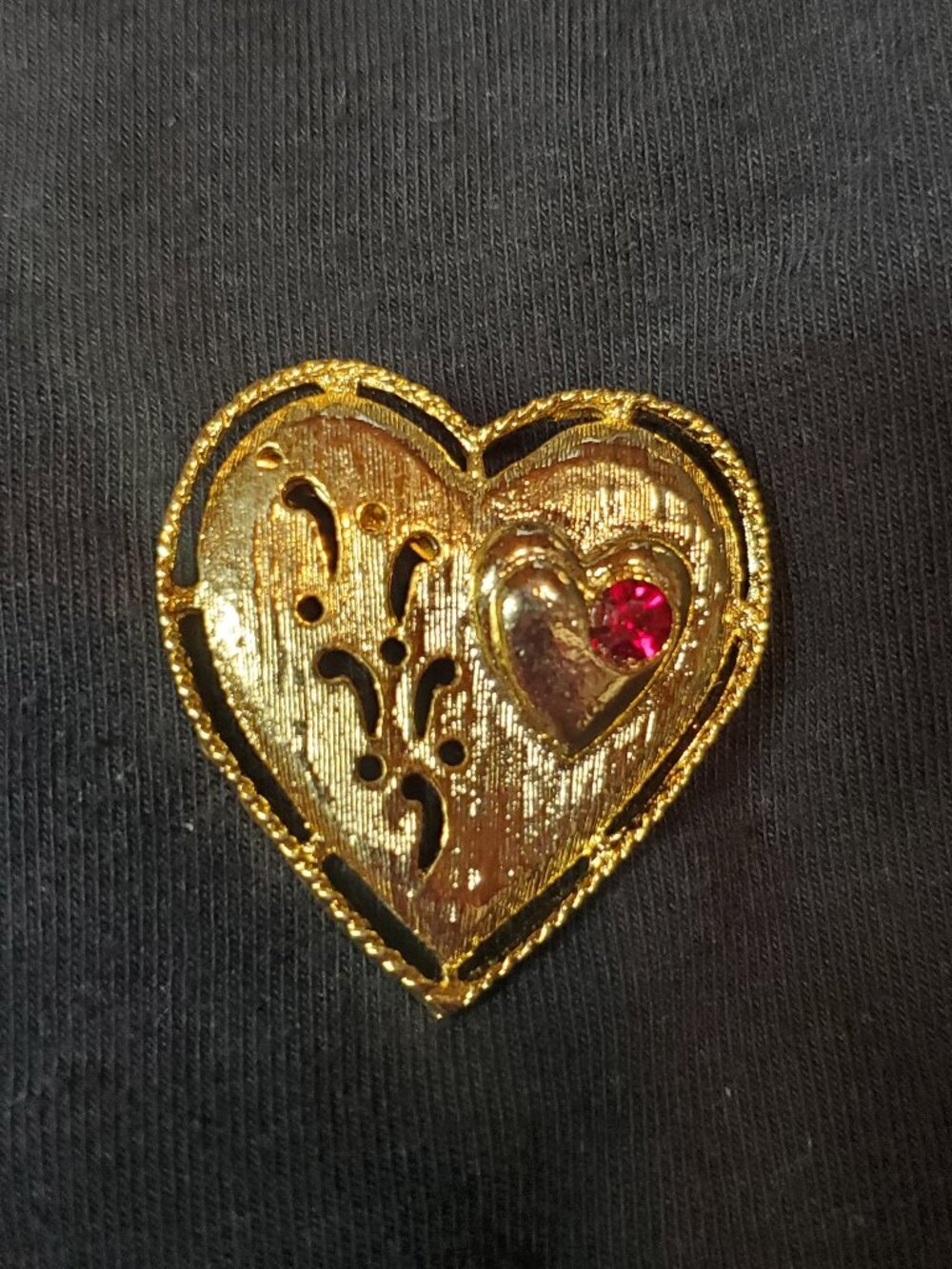 Vintage Gerry’s Gold Tone Textured Heart Brooch Pin Red Rhinestone
